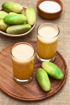 Banana passionfruit (lat. Passiflora tripartita) fruit juice