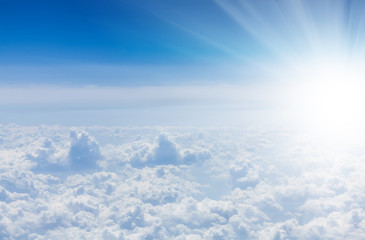 Fototapeta premium Błękitne niebo z chmurami i słońcem