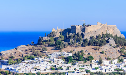 Obraz premium The ancient Acropolis of Lindos and the modern city. Rhodes Isla