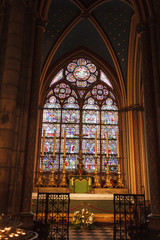 Fototapeta na wymiar Kathedrale Notre-Dame in Paris - Blick auf ein Seitenfenster