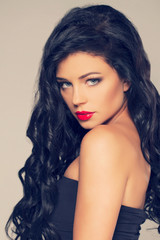Fototapeta premium Piękna brunetka kobieta z moda fryzurą i makijażem
