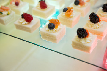 tartine in fila con frutti rossi