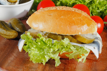 Fischbrötchen mit saurem Hering, Rollmops