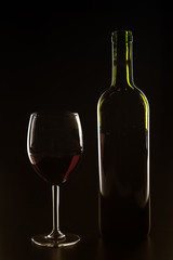 Silhouette di bottiglia e bicchiere di vino rosso