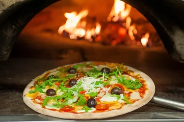 Photo sur Plexiglas Pizzeria Pizza cuite au four à bois