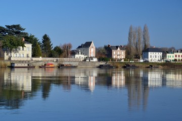 Fototapeta na wymiar Loire à Saumur et ses bateaux