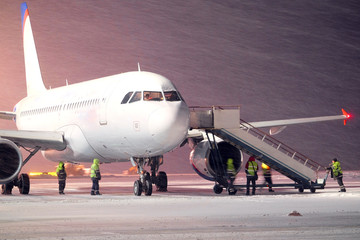 Obraz premium Moskwa, Rosja, 2015: obsługuje drabinę do samolotu