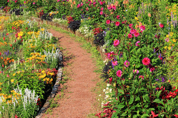 Weg im bunten Garten