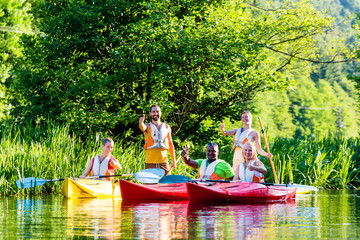 Freunde fahren im Kajak auf Wald Fluss 