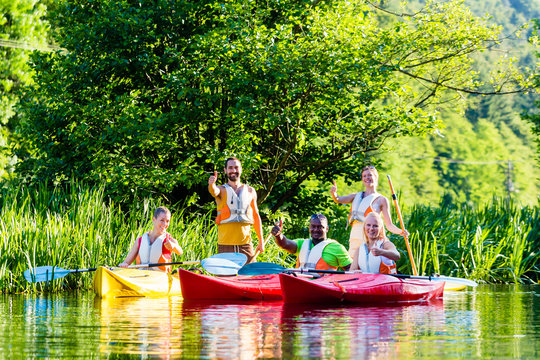 Freunde fahren im Kajak auf Wald Fluss 