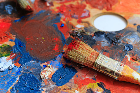 Brush and paint painter
