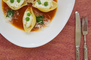 Italian pasta with ricotta cheese,green peas,and salsa
