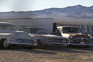 Obraz premium three rusty classic car in the desert