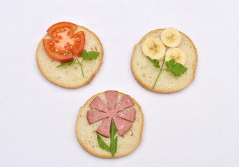 Kids sandwiches in the shape of flowers