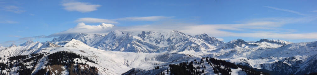 Fototapeta na wymiar panoramique sur le mont-blanc