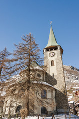 Fototapeta na wymiar Zermatt, Bergdorf, Dorfkirche, Wallis, Alpen, Winter, Schweiz