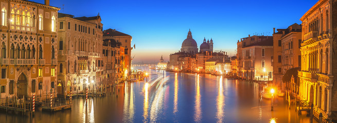 La belle vue nocturne du célèbre Grand Canal à Venise, il