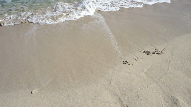 Wort Strand in Sandstrand gezeichnet wird von Wellen weggesp&uuml;lt