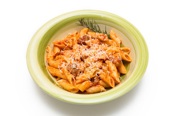Mezze penne con salsa al pomodoro e formaggio
