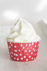 Frozen Yoghurt in rotem Becher