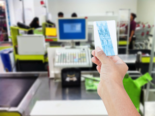 Fototapeta na wymiar hand hold credit card on at cash register in supermarket