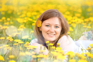 Freudige frau im blumenfeld 