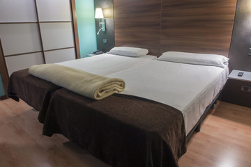 Fototapeta na wymiar bed in a hotel room