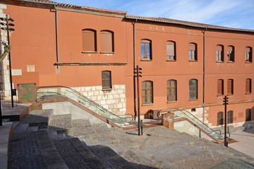 plaza con escaleras mecanicas en la parte vieja de burgos