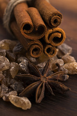 Obraz na płótnie Canvas Cinnamon sticks with pure cane brown sugar on wood background