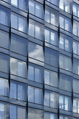 Obraz premium Fassade mit Wolkenreflektionen