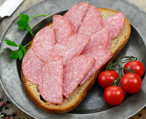 Salami Tomaten
