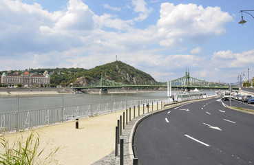 Vista sul lungo fiume e il ponte della Libertà di Budapest.