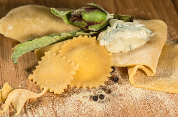 Ravioli  con gorgonzola dolce,carciofini e pepe