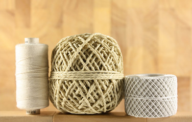 verschiedene Schnüre, Garne vor Holz Hintergrund