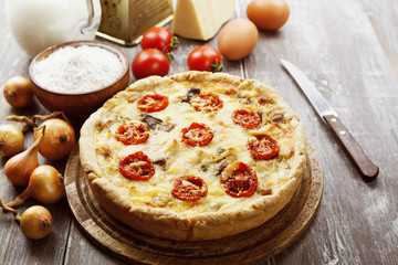 Kish with chicken, mushrooms and cherry tomatoes