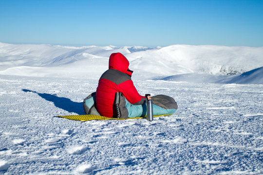 A man sits in the winter on the mountain tea drinkers.