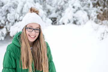 Verschmitzt lachendes Mädchen im Schnee