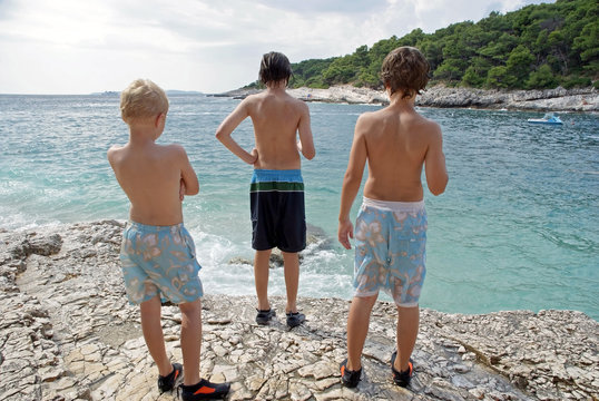 Drei Jungs am Meer