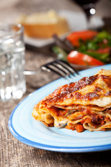 frische Lasagne auf einem blauen Teller