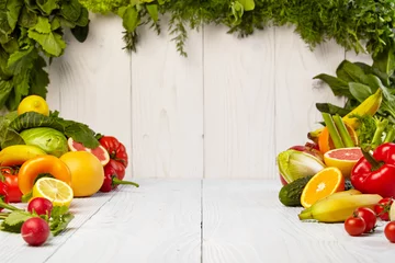 Crédence de cuisine en verre imprimé Légumes Fruit and vegetable borders on wood table