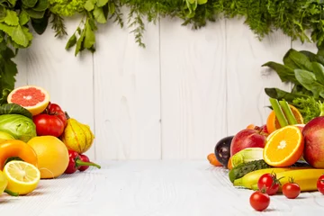 Crédence de cuisine en verre imprimé Légumes Fruit and vegetable borders on wood table