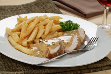 Schweinefiletbraten mit Pfeffersauce, Pommes frites