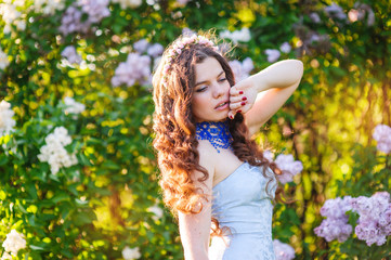 Obraz premium young woman in a park in spring lilac