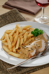 Schweinefiletbraten mit Pfeffersauce, Pommes frites