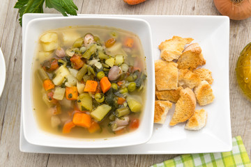 Minestrone  di verdure servito nella scodella