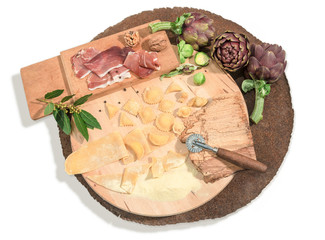 Rotondo rustico con ravioli,prosciutto crudo e carciofi