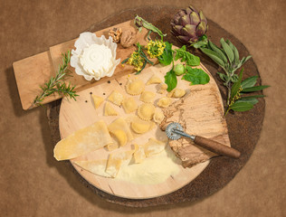Rotondo rustico con ravioli su carta d'imballaggio