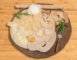 Rotondo rustico con ravioli su piano di legno