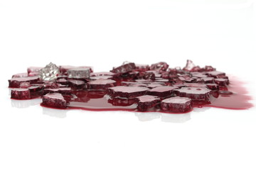 Glassplitter auf Wein