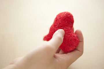 赤いハートと女性の手